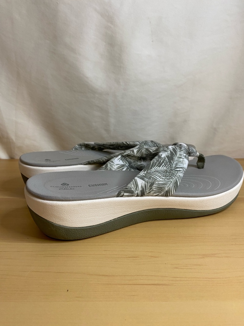 Clarks cloudsteppers cushion soft flip-flop sandal platform size 7 1/2 grey